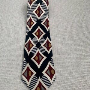 Men’s Geometric Patterned Tie in Red and Gold